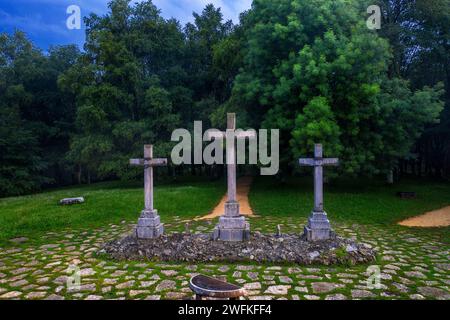 Vedetta delle tre croci e del santuario di Sant'Antonio di Urkiola nel cuore del Parco naturale di Urkiola nei Paesi Baschi, Spagna Foto Stock