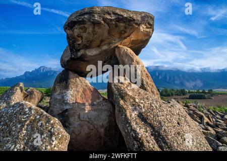 Sorgiñaren Txabola, Chabola de la Hechicera dolmen neolitico, Elvillar, Alava, araba Basque Country, Euskadi Spain. Nei diversi scavi di campa Foto Stock