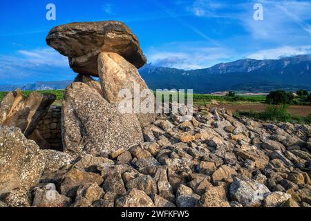 Sorgiñaren Txabola, Chabola de la Hechicera dolmen neolitico, Elvillar, Alava, araba Basque Country, Euskadi Spain. Nei diversi scavi di campa Foto Stock