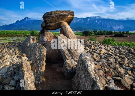 Sorgiñaren Txabola, Chabola de la Hechicera dolmen neolitico, Elvillar, Alava, araba Basque Country, Euskadi Spain. Nei diversi scavi di campa Foto Stock