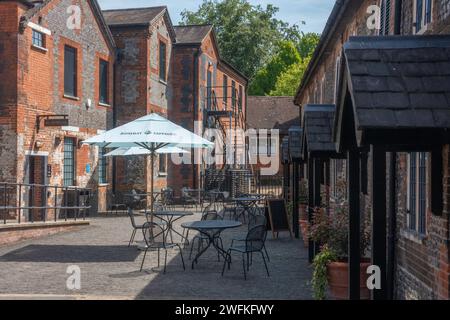 The Mill Cafe presso la famosissima distilleria di gin Bombay Sapphire a Laverstoke Mill, Whitchurch nell'Hampshire, Inghilterra Foto Stock