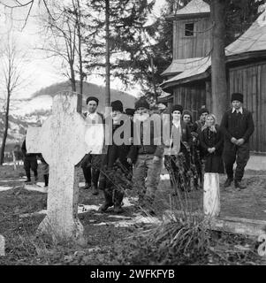 Contea di Vrancea, Repubblica Socialista di Romania, ca. 1977. La gente del posto si radunò presso la tomba del leggendario contadino Ion Roată. Foto Stock