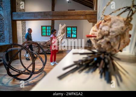 Mostra di Phyllida Barlow all'interno del Museo Chillida-Leku, sculture nei giardini e nelle foreste dello scultore basco Eduardo Chillida, Hernani, Guipuz Foto Stock