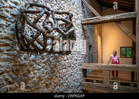 Mostra di Phyllida Barlow all'interno del Museo Chillida-Leku, sculture nei giardini e nelle foreste dello scultore basco Eduardo Chillida, Hernani, Guipuz Foto Stock