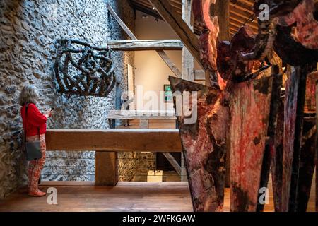 Mostra di Phyllida Barlow all'interno del Museo Chillida-Leku, sculture nei giardini e nelle foreste dello scultore basco Eduardo Chillida, Hernani, Guipuz Foto Stock