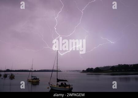 Un fulmine colpisce il porto di Chichester nel West Sussex preso da Dell Quay e guardando verso Bosham e Chichester Marina Foto Stock