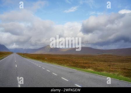 Solo una delle tante strade belle e panoramiche che ti condurranno attraverso le Highlands scozzesi all'inizio dell'autunno. Foto Stock