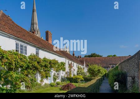 Guardando vicino a Vicars, la cattedrale di Chichester, dietro le bellissime case per antonomasia di Chichester. Foto Stock