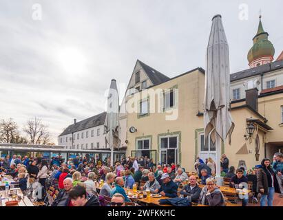 Abbazia di Andechs, birreria all'aperto del birrificio Klosterbrauerei Andechs Foto Stock