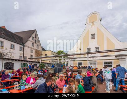 Abbazia di Andechs, birreria all'aperto del birrificio Klosterbrauerei Andechs Foto Stock