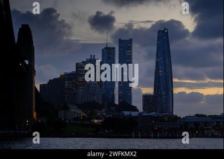 Quartiere centrale degli affari di Sydney, CBD, dal porto, al tramonto. Foto Stock