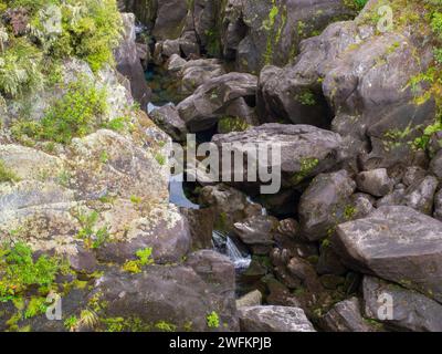 Un po' d'acqua che scorre sulle rocce in Un ambiente naturale Foto Stock