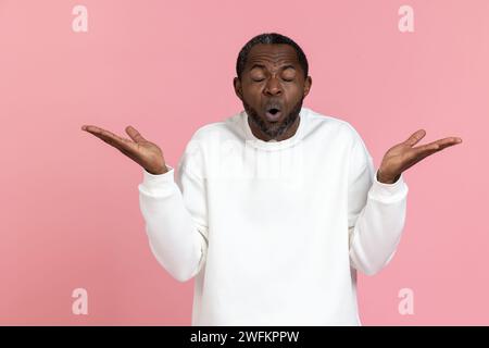 Uomo nero scioccato che indossa una felpa bianca con spalle Foto Stock