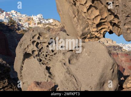 Santorini - lo sguardo di Oia attraverso i massi di pomice. Foto Stock