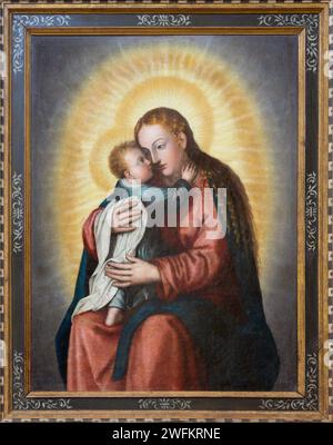 GRANADA, SPAGNA - 31 MAGGIO 2015: La Madonna con il bambino nella chiesa Monasterio de la Cartuja nella sala de San Pedro y San Pablo Foto Stock