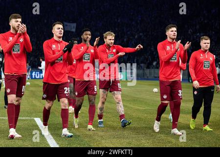 Berlino, Deutschland. 31 gennaio 2024. 1. FC Kaiserslautern begrüsst Seine fans, GER, Hertha BSC vs. 1. FC Kaiserslautern, Fussball Herren, DFB Pokal, Viertelfinale, Saison 2023/2024, 31.01.2024. (I REGOLAMENTI DFL VIETANO QUALSIASI USO DI FOTOGRAFIE COME SEQUENZE DI IMMAGINI E/O QUASI-VIDEO). Foto: Eibner-Pressefoto/ Claudius Rauch Credit: dpa/Alamy Live News Foto Stock