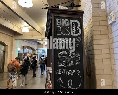 USA. 17 agosto 2023. Indicazioni turistiche per i tour turistici "Big Bus" all'interno di un mercato affollato all'Harry Bridges Plaza, Port of San Francisco, San Francisco, California, 17 agosto 2023. (Foto di Smith Collection/Gado/Sipa USA) credito: SIPA USA/Alamy Live News Foto Stock