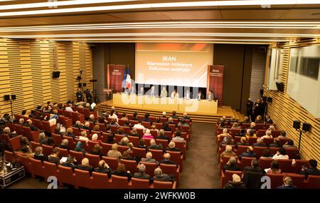 Parigi, Francia. 30 gennaio 2024. Cécile Rilhac (centro), presidente della commissione parlamentare per un Iran democratico (CPID), ha aperto la conferenza. All’Assemblea nazionale francese Victor Hugo Hall, più di una dozzina di deputati francesi, tra cui il vicepresidente dell’Assemblea nazionale francese, hanno partecipato alla conferenza, organizzata dalla commissione parlamentare per un Iran democratico (CPID), dal titolo “Iran: Repression at Home, belligerence Abroad”. (Foto di Siavosh Hosseini/SOPA Images/Sipa USA) credito: SIPA USA/Alamy Live News Foto Stock