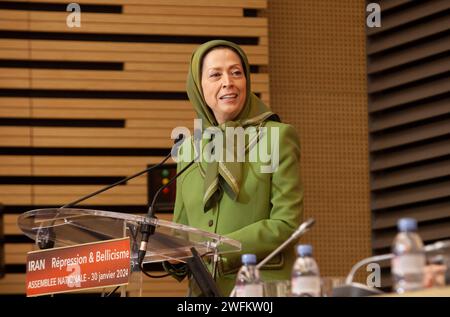 Parigi, Francia. 30 gennaio 2024. Maryam Rajavi, Presidente eletto del Consiglio nazionale di resistenza dell'Iran, si rivolge alla conferenza e afferma: "La risposta appropriata dovrebbe essere riconoscere e sostenere la lotta del popolo iraniano per il rovesciamento del regime clericale. Chiediamo la creazione di un'alternativa democratica che sostenga la separazione tra religione e Stato, l'uguaglianza di genere, l'autonomia delle minoranze etniche, l'abolizione della pena di morte e l'impegno a favore di un Iran non nucleare - una repubblica che vive in pace e in amicizia con il mondo intero” Foto Stock