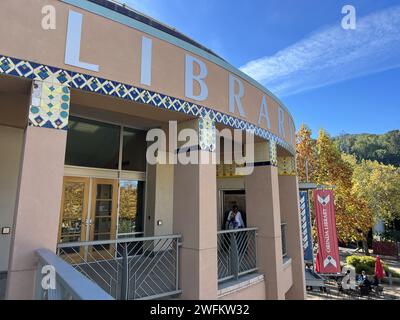 Orinda, USA. 11 novembre 2023. Ingresso alla Biblioteca Orinda con piastrelle decorative e striscioni, in una giornata limpida con foglie autunnali sullo sfondo, Orinda, California, 11 novembre 2023. (Foto di Smith Collection/Gado/Sipa USA) credito: SIPA USA/Alamy Live News Foto Stock