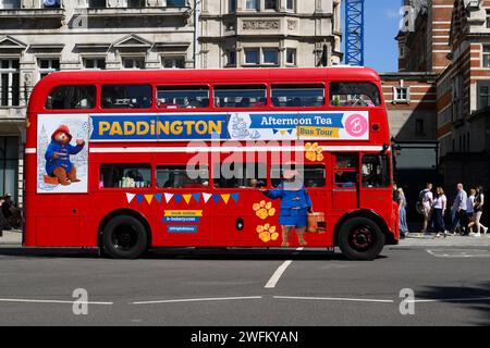 Paddington Afternoon Tea Bus, Whitehall, Londra, Regno Unito. 9 agosto 2023 Foto Stock