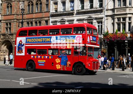 Paddington Afternoon Tea Bus, Whitehall, Londra, Regno Unito. 9 agosto 2023 Foto Stock