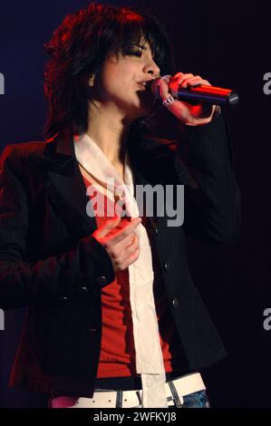 Milano Italia 2006-04-24 : Dolcenera, cantante italiana, durante il concerto dal vivo all'evento 'notte Bianca TRL Awards' in Piazza Duomo Foto Stock