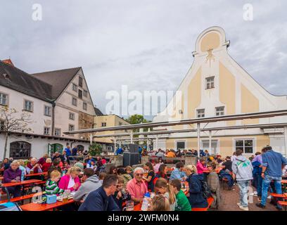 Andechs: Abbazia di Andechs, birreria all'aperto del birrificio Klosterbrauerei Andechs in Oberbayern, Ammersee Lech, alta Baviera, Bayern, Baviera, Germania Foto Stock