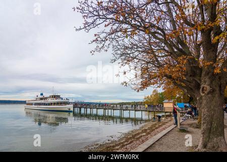 Herrsching am Ammersee: lago Ammersee, molo, nave passeggeri, colori autunnali a Oberbayern, Ammersee Lech, alta Baviera, Bayern, Baviera, Germania Foto Stock