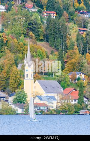 Schliersee: lago e chiesa Schliersee, colori autunnali, barca a vela a Oberbayern, Tegernsee Schliersee, alta Baviera, Bayern, Baviera, Germania Foto Stock