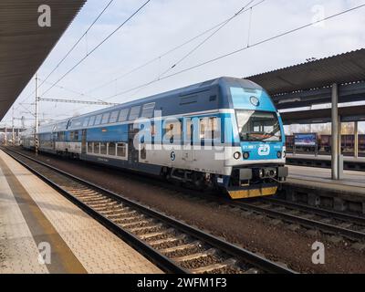 OSTRAVA-SVINOV, REPUBBLICA CECA - 20 NOVEMBRE 2022: Treno 971 080-7 Hanicka della società di trasporti Ceske Drahy alla stazione ferroviaria di Ostrava-Svinov Foto Stock