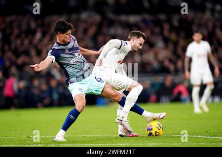 James Maddison (a destra) del Tottenham Hotspur lotta per il pallone con Christian Norgaard di Brentford durante la partita di Premier League al Tottenham Hotspur Stadium di Londra. Data foto: Mercoledì 31 gennaio 2024. Foto Stock