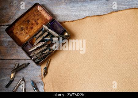 Vecchi pennini, pozzetto a inchiostro e carta vintage stile restro Foto Stock