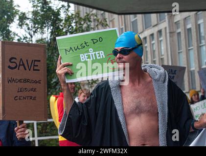 I manifestanti si riuniscono in opposizione alla prevista chiusura dei centri ricreativi e delle piscine della Cornovaglia. Foto Stock