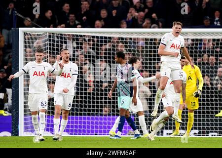 Micky van de Ven del Tottenham Hotspur (a destra) festeggia alla fine della partita durante la partita di Premier League al Tottenham Hotspur Stadium di Londra. Data foto: Mercoledì 31 gennaio 2024. Foto Stock