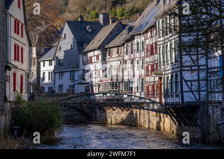 Monschau, città vecchia, Eifel, NRW, Germania, case a graticcio lungo la Rur, su Eschenbachstraße, Foto Stock