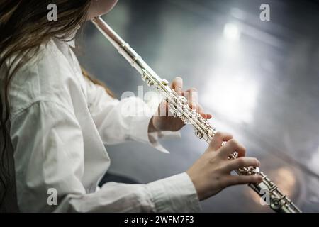 Suonando il flauto trasversale. Primo piano. Foto Stock