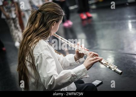 Suonando il flauto trasversale. Primo piano. Foto Stock