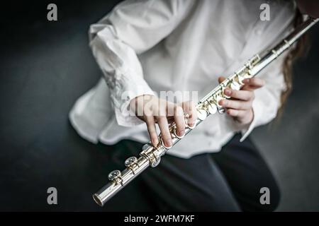 Suonando il flauto trasversale. Primo piano. Foto Stock