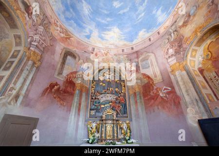 BANSKA STIAVNICA, SLOVACCHIA - 20 FEBBRAIO 2015: L'affresco e l'altare nella chiesa inferiore del calvario barocco di Anton Schmidt degli anni 1745 Foto Stock