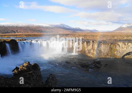 Cascata di Godafoss (12 m di altezza e 30 m di larghezza) vicino ad Akureyri nell'Islanda settentrionale Foto Stock