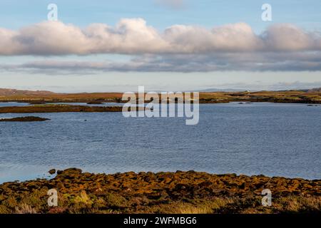 Vista sul lago Blathaisbhal sull'isola di North Uist, in una soleggiata giornata autunnale Foto Stock