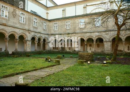 LUGO, SPAGNA; 27 gennaio 2024: Il chiostro si trova a nord della chiesa di San Pedro, anche se attualmente fa parte della costruzione dei Provinci Foto Stock