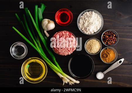 Vista dall'alto della tagliatella cruda Biang Biang ingredienti: Ingredienti crudi per tagliatelle cinesi con salsa piccante di olio di peperoncino Foto Stock