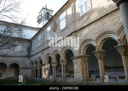 LUGO, SPAGNA; 27 gennaio 2024: Il chiostro si trova a nord della chiesa di San Pedro, anche se attualmente fa parte della costruzione dei Provinci Foto Stock