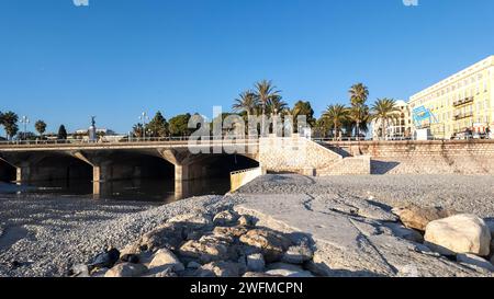 NIZZA, FRANCIA - 25 GENNAIO 2024: Panorama della strada costiera della città di Nizza, Provenza Alpi-Cоte Azzurra, Francia Foto Stock