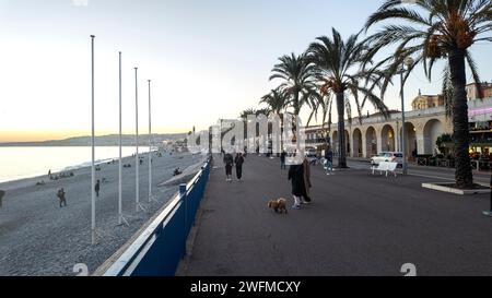 NIZZA, FRANCIA - 25 GENNAIO 2024: Panorama della strada costiera della città di Nizza, Provenza Alpi-Cоte Azzurra, Francia Foto Stock