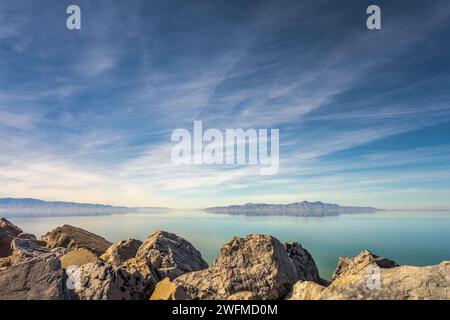 Montagne che si riflettono nel Great Salt Lake fuori da Salt Lake City, Utah, Stati Uniti. Foto Stock