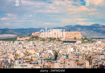 La Collina dell'Acropoli con il Partenone e lo skyline di Atene, vista dalla Collina di Kynosargous. Atene, Grecia. Foto Stock