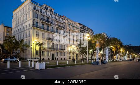 NIZZA, FRANCIA - 25 GENNAIO 2024: Panorama della strada costiera della città di Nizza, Provenza Alpi-Cоte Azzurra, Francia Foto Stock